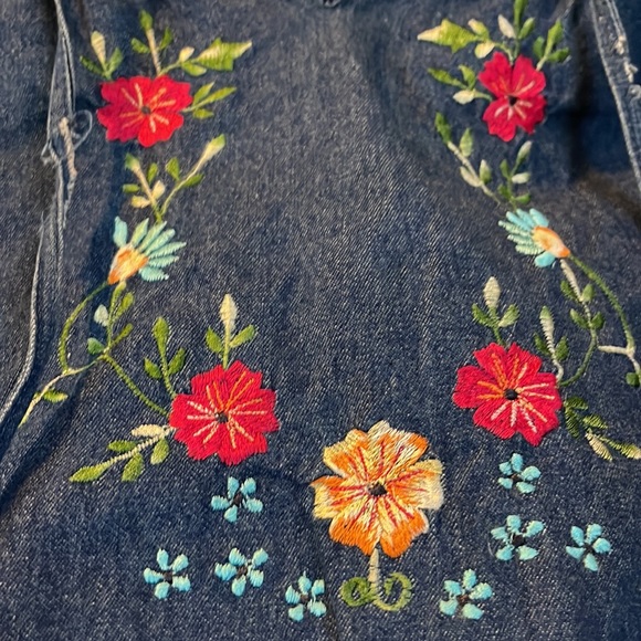 New Directions Jeans embroidered top - Picture 3 of 9